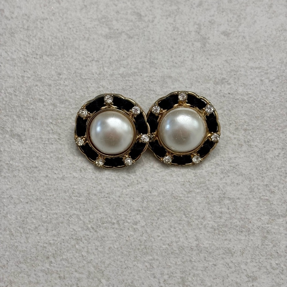 Sophisticated Pearl and Black Earrings